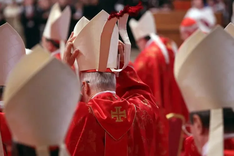 Habemus Papam: Fumaça Branca Sinaliza Escolha do Novo Pontífice
