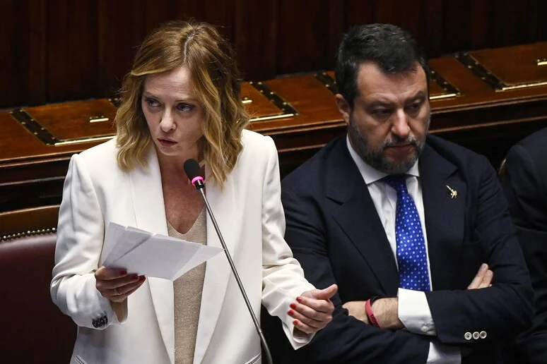 Disputa interna no governo Meloni se agrava com lei sobre terceiro mandato em Trentino