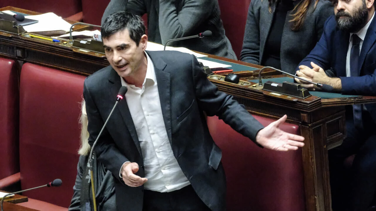 “Essa decisão será paga pelos italianos”, afirma Fratoianni sobre orçamento militar