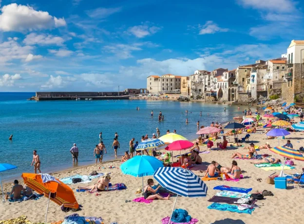 Sicília Proíbe Tornéis e Cercas em Praias para Garantir Acesso Livre ao Mar