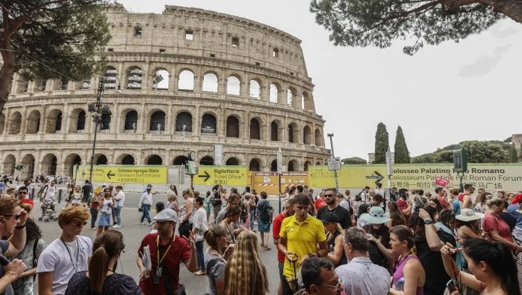Verão 2025: Turistas Estrangeiros Impulsionam Economia Italiana com Gastos Mais Altos que os dos Italianos