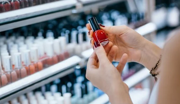 União Europeia Proíbe Ingrediente em Esmaltes em Gel por Risco de Câncer