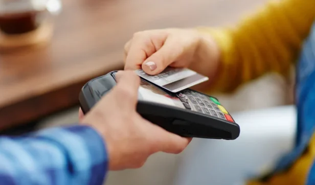 Por Que os Italianos Perguntam “Bancomat o Carta?” Antes de Passar o Cartão? Descubra aqui