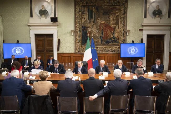 Últimos Decretos Aprovados pelo Conselho de Ministros: Impactos no Setor de Emprego e Tributação