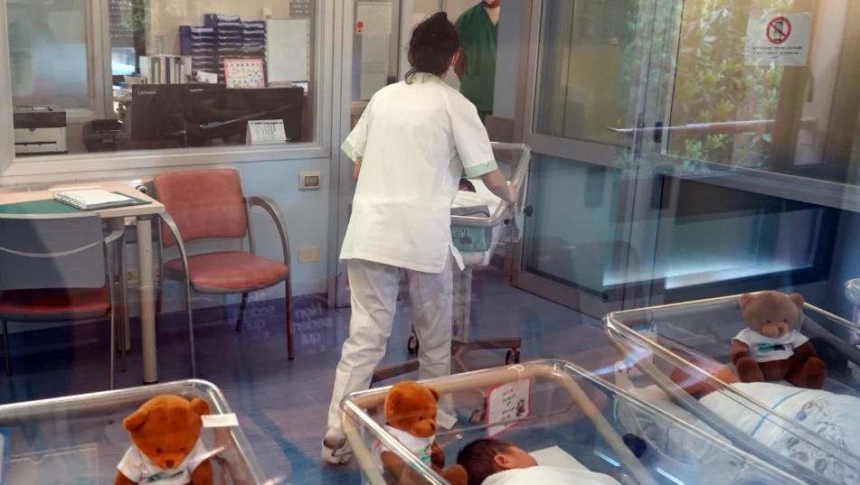 Baixo número de nascimentos força fechamento de maternidades na Itália