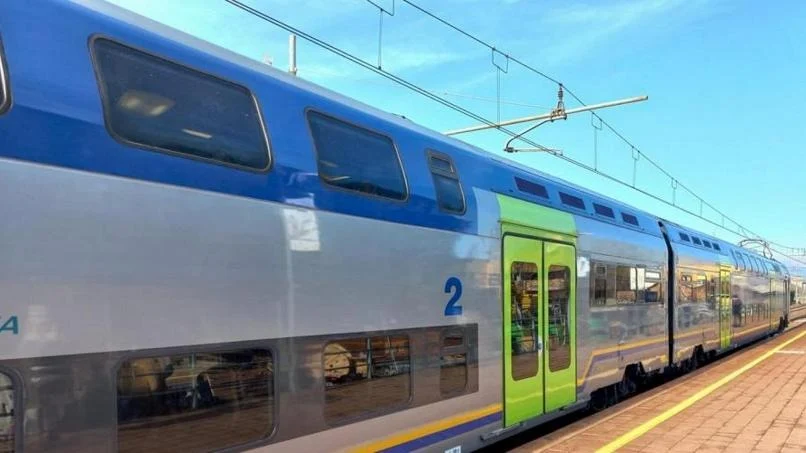 Homem de 73 anos é arrastado por trem na estação de Alpignano (TO) e está em estado grave