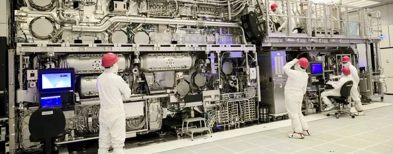 Intel valida scanner ASML Twinscan EXE:5200B e acelera produção de chips abaixo de 2 nm