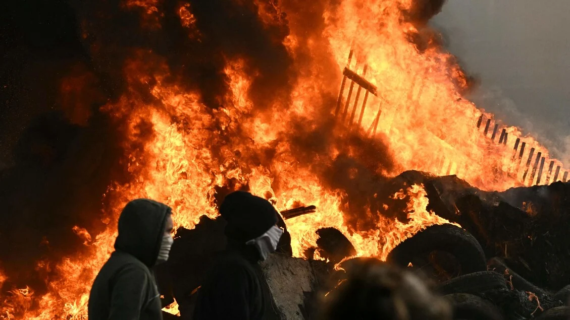 Lançamento de ovos e pedras no Parlamento Europeu: agricultores protestam em Bruxelas contra orçamento e Mercosul
