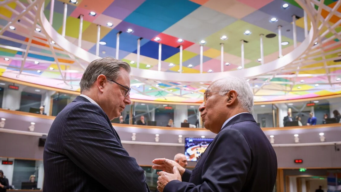 UE aprova dívida comum de 90 bilhões para apoiar Kiev e descarta uso dos ativos russos