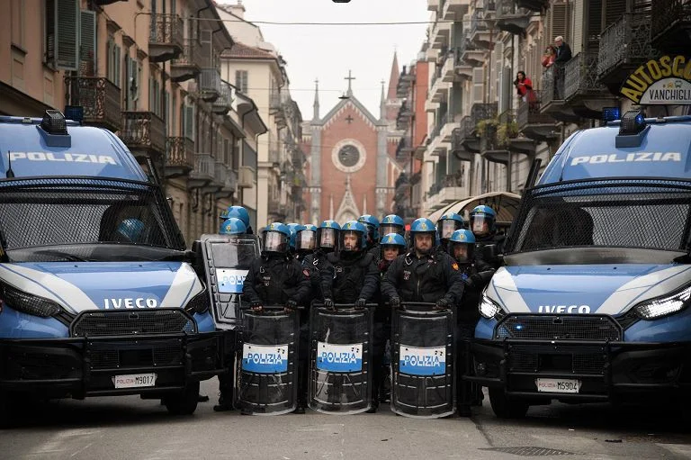 DIRETTA - Torino, partito il corteo per Askatasuna. Piantedosi: avanti con gli sgomberi — rainews.it