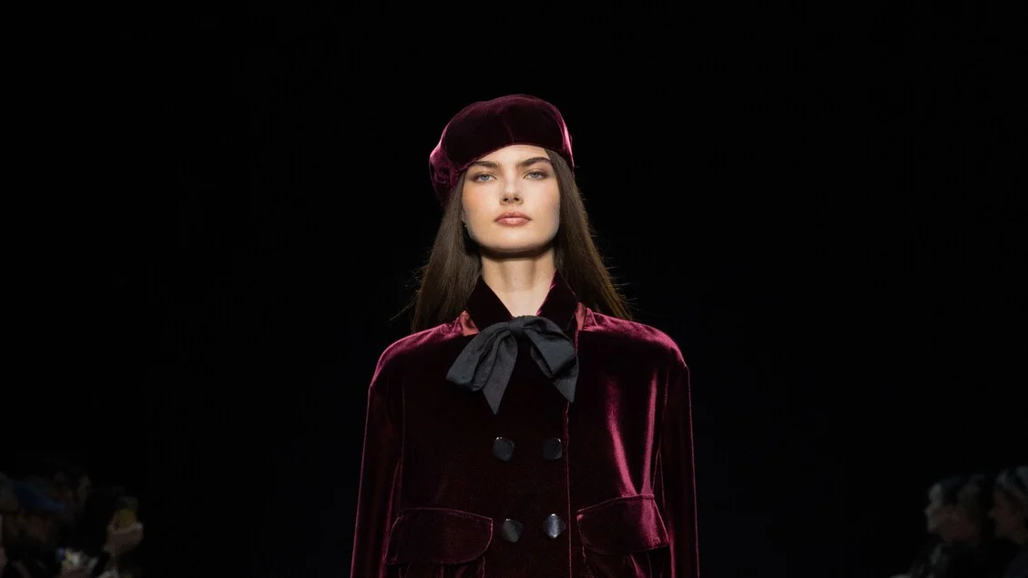 Volta do colarinho lavallière: austero, burguês e agora peça-chave das festas