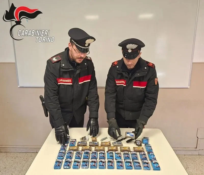 Pai e filho presos com 4 quilos de hashish em Parella após abordagem dos Carabinieri