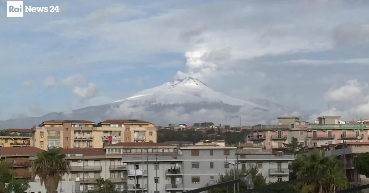 Etna em atividade: neve e lava durante forte erupção stromboliana no cratera Nordeste