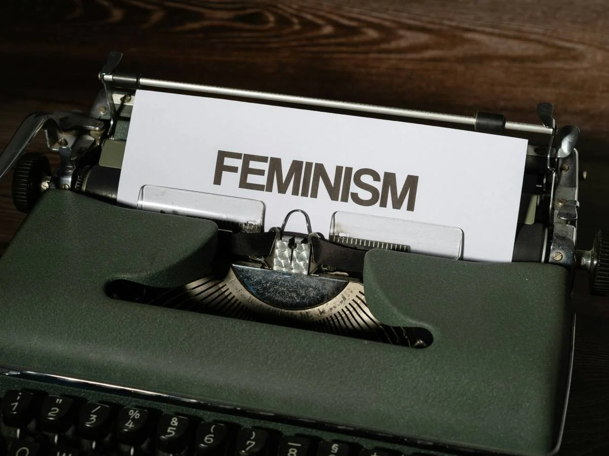 Quando o feminismo histórico é engolido pela interseccionalidade: crítica à antologia de Rossella Ghigi