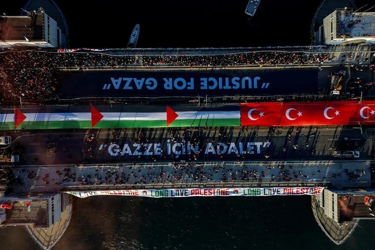 A Istanbul in corteo 500mila pro-pal. Israele blocca l'acqua alle strutture Onu per rifugiati — rainews.it