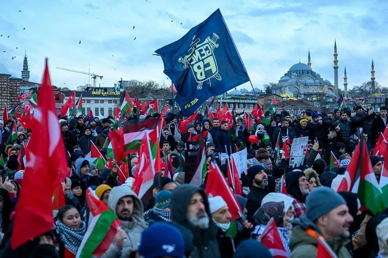 A Istanbul in corteo 500mila pro-pal. Israele blocca l'acqua alle strutture Onu per rifugiati — rainews.it