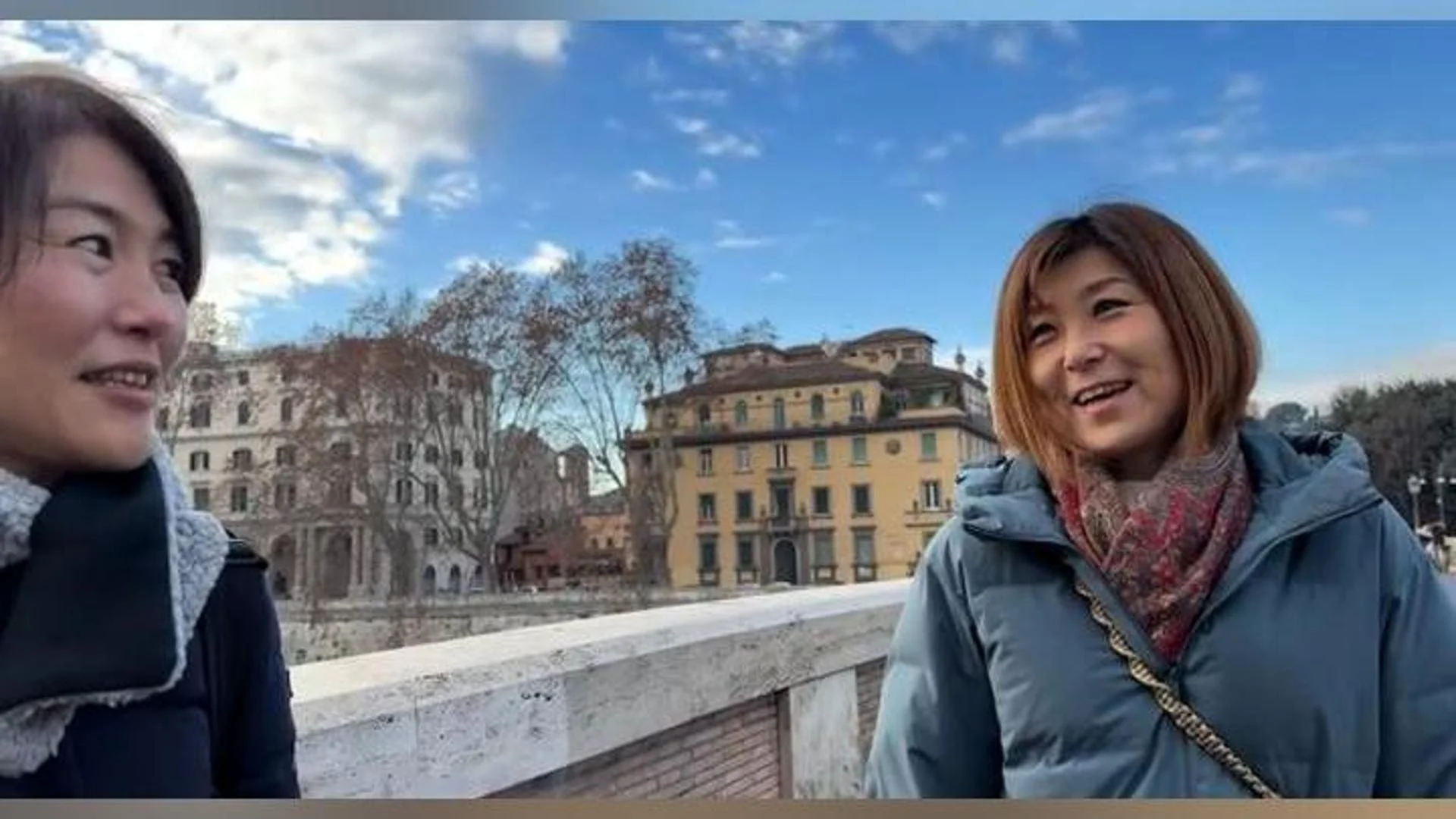 Exemplo de cidadania: Voluntárias japonesas limpam a Ponte Sisto, em Roma, no dia 1º de janeiro