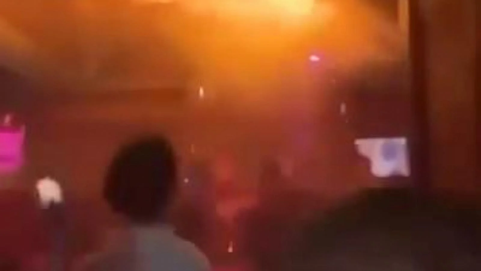 Vídeo mostra jovem agitando suéter em tentativa desesperada de apagar incêndio no Constellation, em Crans-Montana