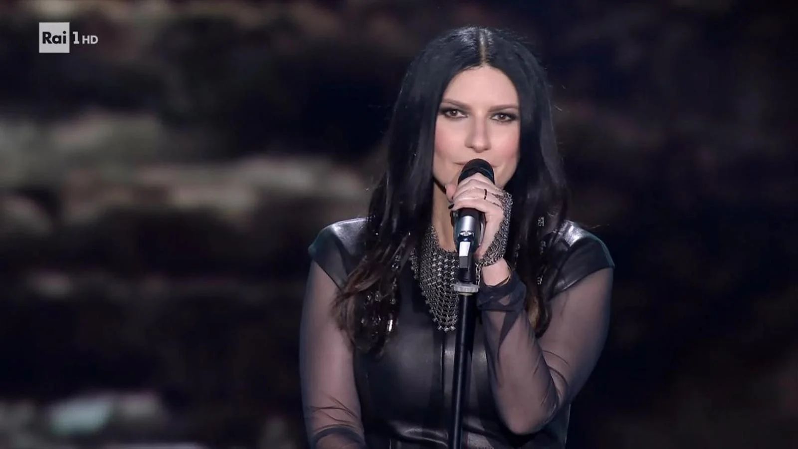Laura Pausini se afasta das redes sociais: "Estavam me criando uma dependência doentia"