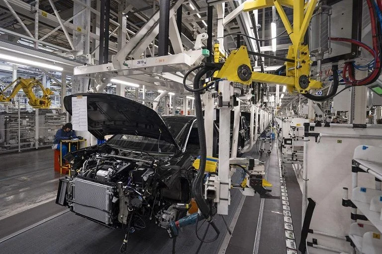 Mercato auto, il 2025 chiude in rosso: vendite giù del 2,1% nonostante il recupero finale — rainews.it