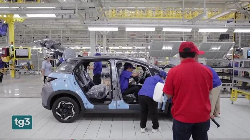 Mercato auto, il 2025 chiude in rosso: vendite giù del 2,1% nonostante il recupero finale — rainews.it