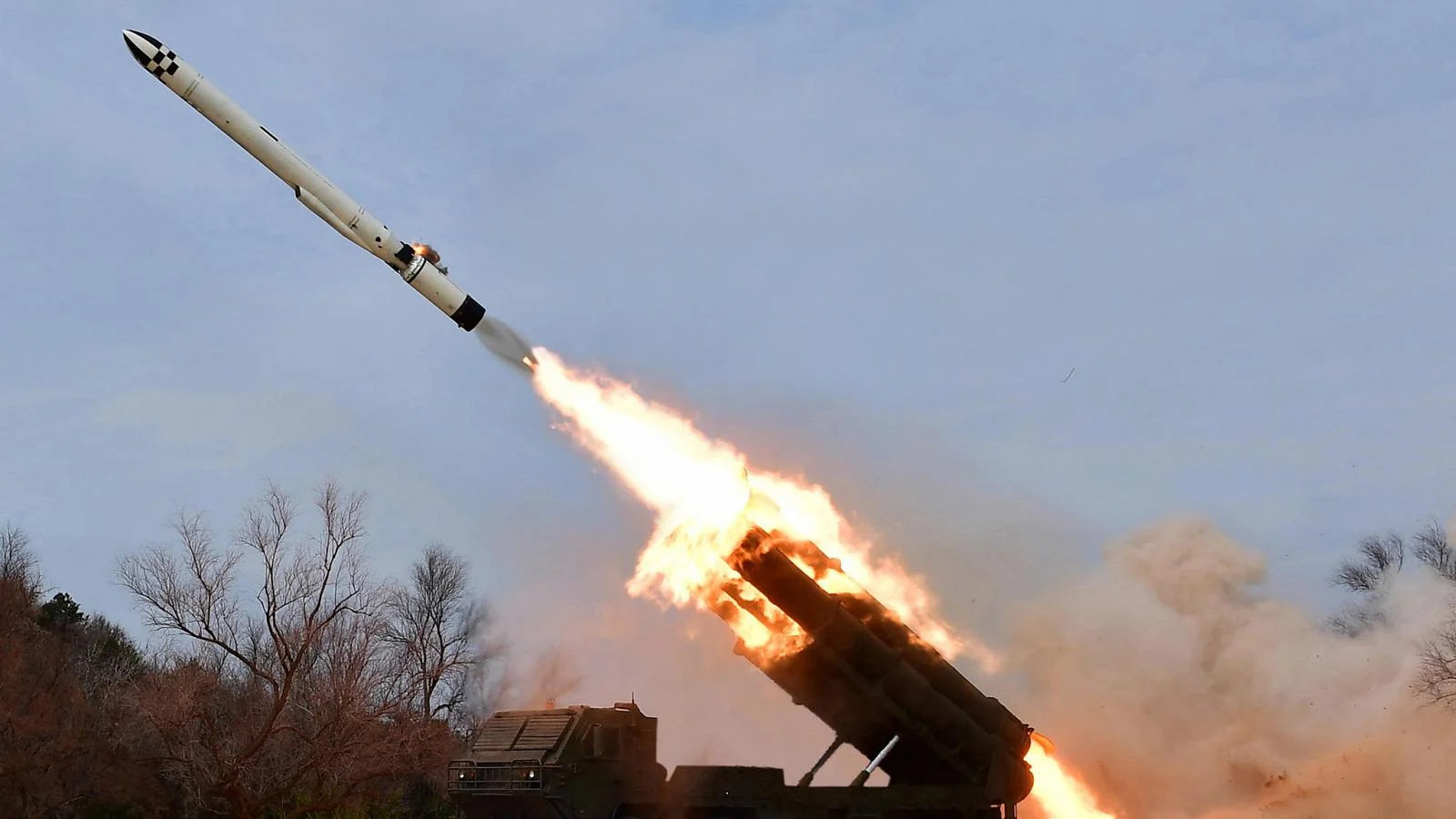 Coreia do Norte lança míssil balístico em direção ao Mar do Leste; Seul e Tóquio monitoram o episódio