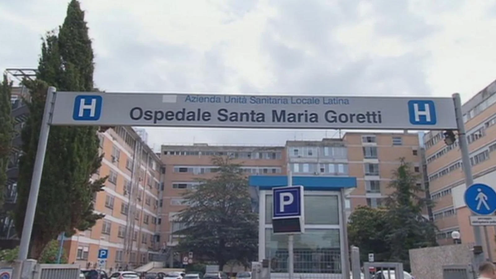 Jovem de 22 anos esfaqueada na plataforma da estação de Formia; está em prognóstico reservado