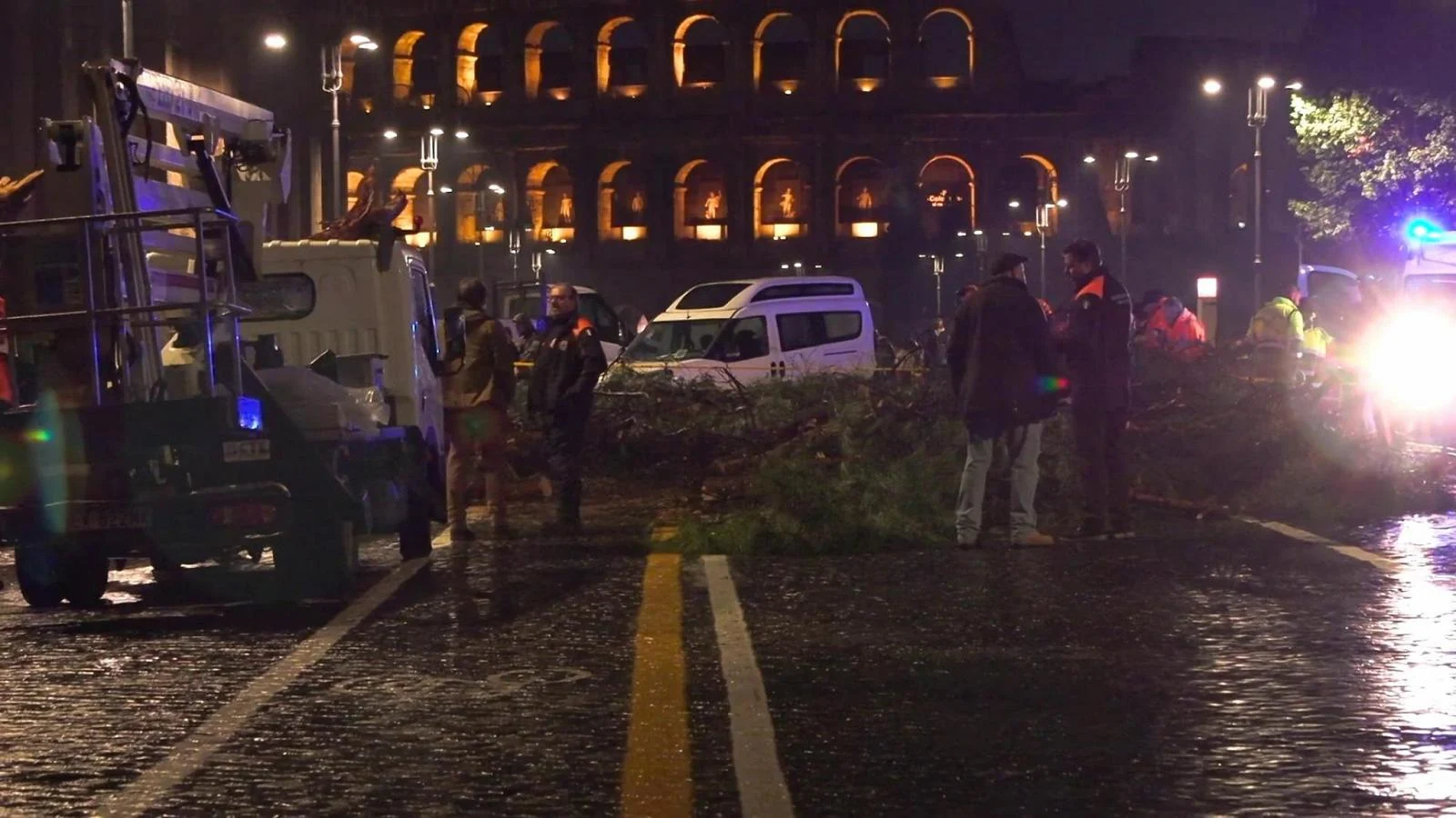 Maltempo em Roma: ruas alagadas e pinheiro de 20 m cai próximo ao Coliseu; mais de 100 intervenções