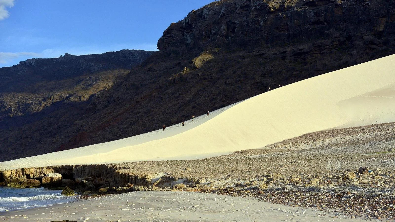 Cerca de 80 italianos retidos em Socotra; Farnesina mobiliza Unità di Crisi para retorno