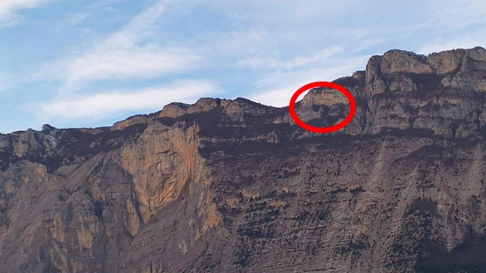 Base jumper austríaco morre após queda no Monte Brento; resgate confirma óbito