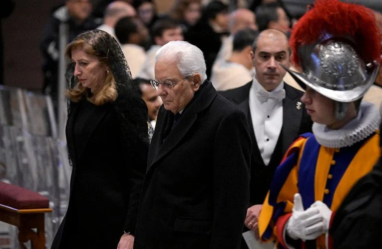 Papa Leone ha chiuso la Porta Santa della Basilica di San Pietro, terminato il Giubileo dei due papi — rainews.it