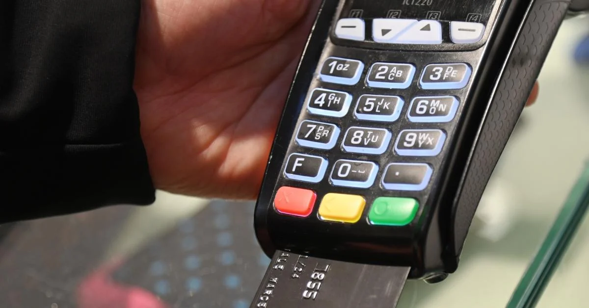 Gastos dos italianos na Epifania 2026 chegam a €2,4 bilhões: tech, doces, moda e mini-viagens impulsionam consumo