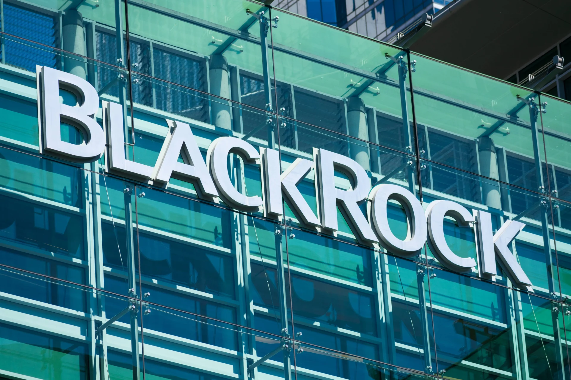 Google Imagens - BlackRock removes 'ESG' from 56 ETFs and funds housing $51bn - 06/01/2026