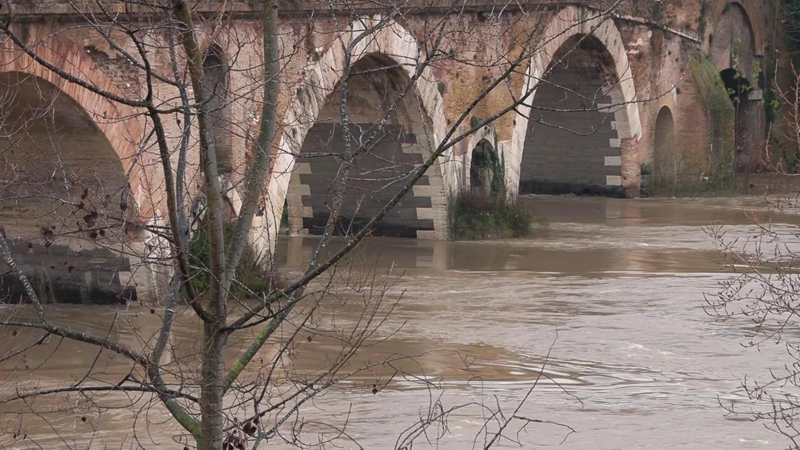 Maltempo em Roma: esonda o Aniene, ruas alagadas e A1 com filas por neve