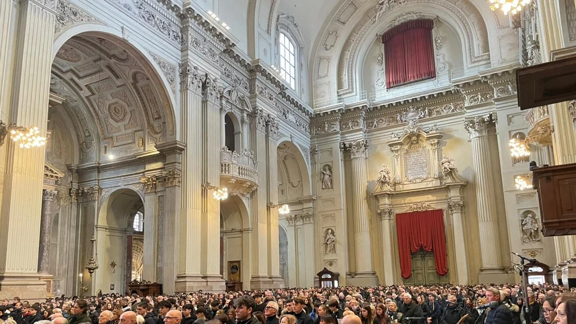 Multidão de jovens em Bologna acompanha funeral de Giovanni Tamburi, morto em clube suíço