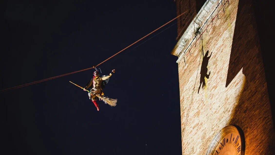 Cinco maneiras de celebrar a Befana: do voo sobre o lago às fogueiras nas Dolomitas