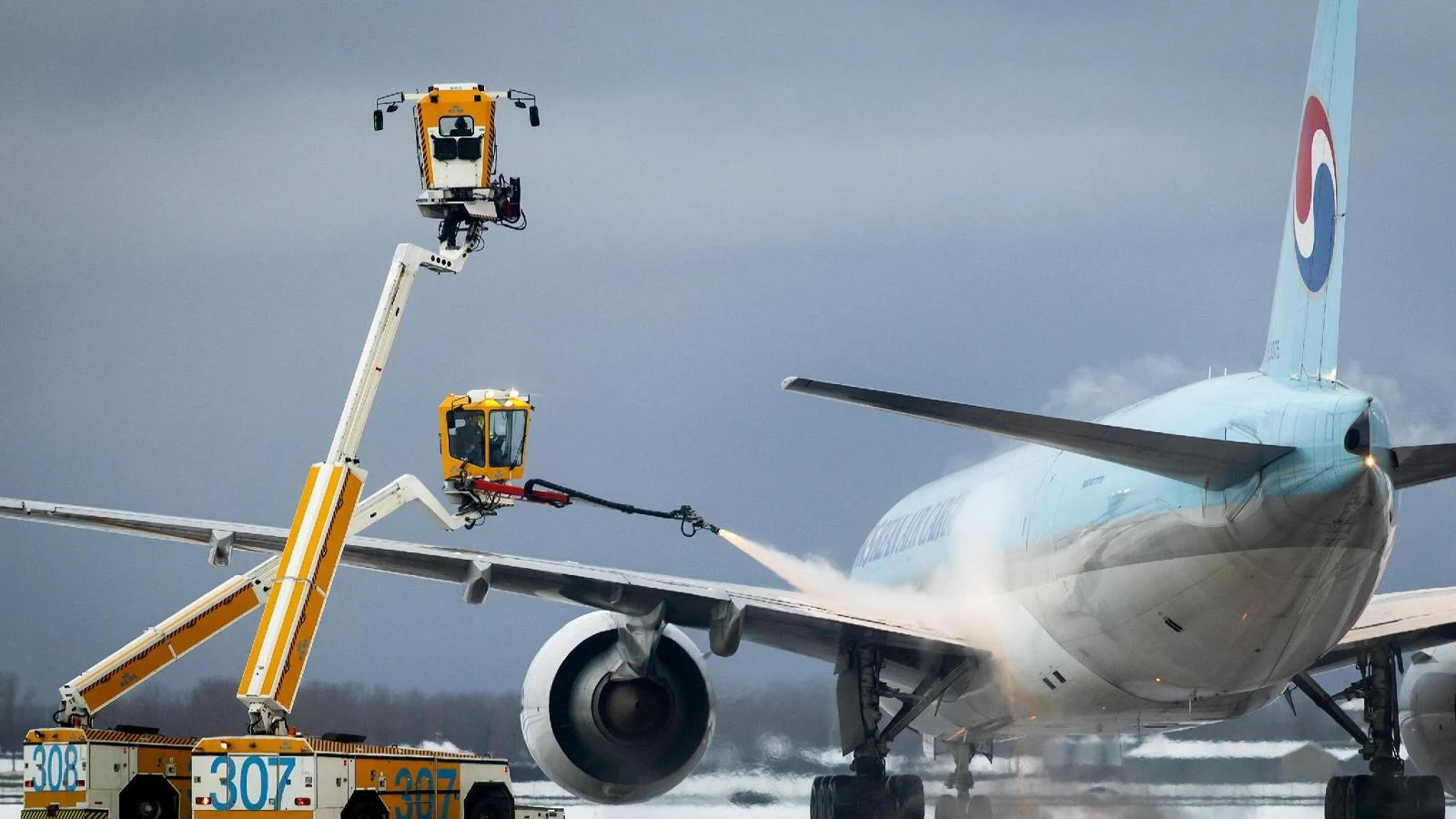Tempestades de neve paralisam o norte da Europa: mais de 700 voos cancelados em Amsterdã e transtornos em Paris e Bruxelas