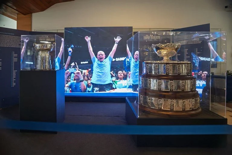 Il tennis mondiale al Policlinico Gemelli: in mostra la Davis Cup e la Billie Jean King Cup — rainews.it