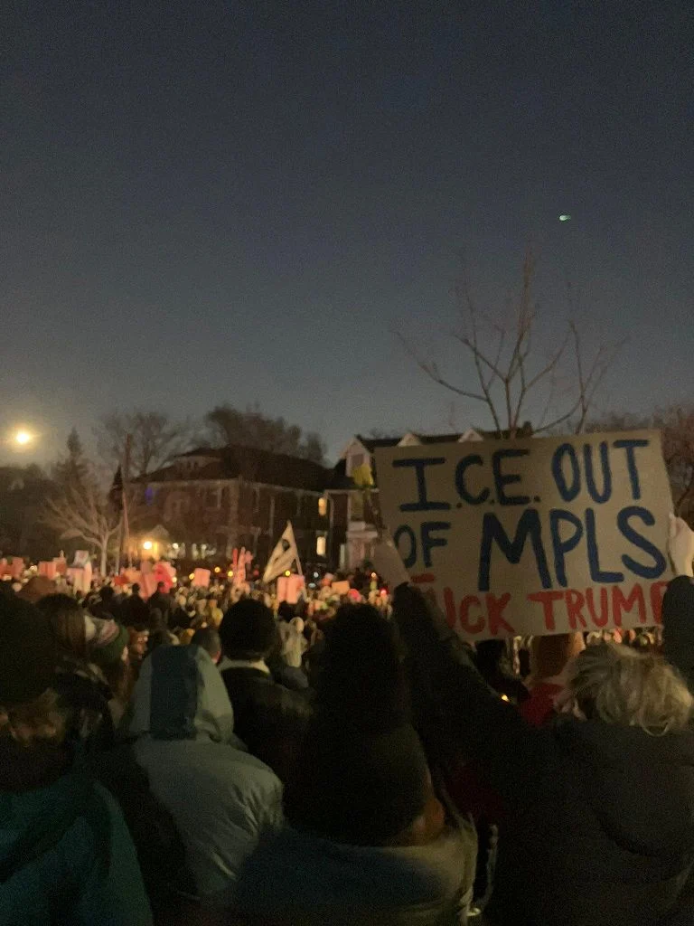 "Say Her Name": Minneapolis si ferma per Renee Nicole Good — rainews.it