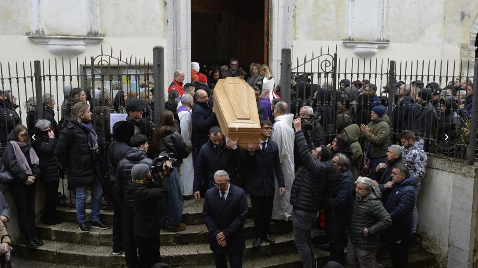 Centenas se despedem de Aurora Livoli em Monte San Biagio: “Uma violência que deixa sem fôlego”