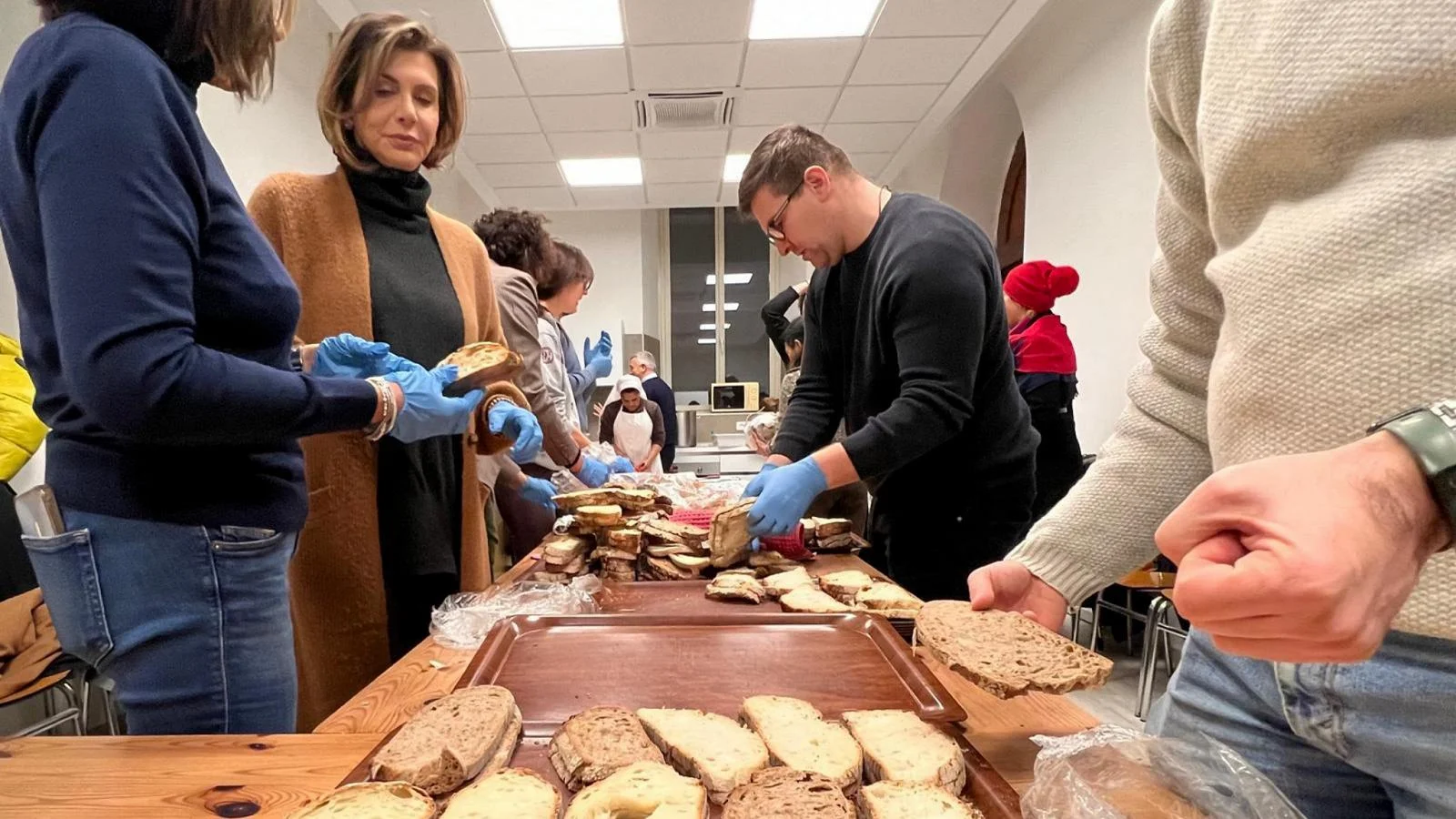 Grande Impero ilumina a noite em Roma: distribuição de roupas e pão para os mais vulneráveis
