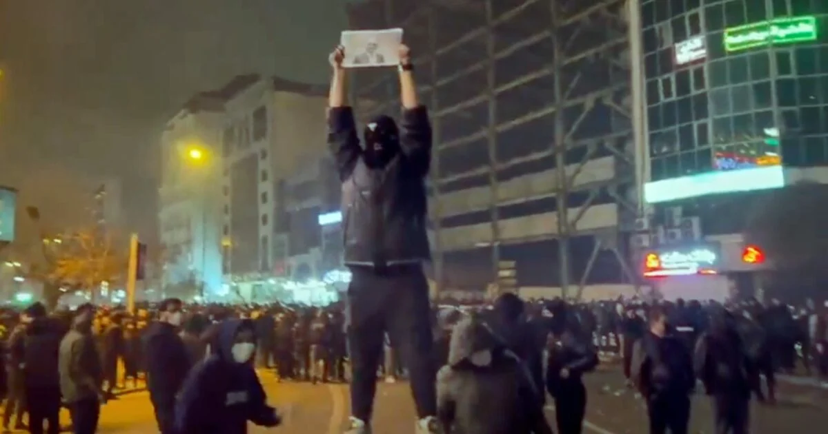 Irã em choque: Trump oferece apoio a manifestantes enquanto EUA discutem opções de ataque