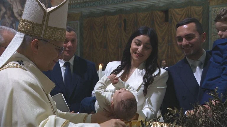 L'Angelus del Papa: "Iran e Siria, si coltivi dialogo con pazienza". Battesimi celebrati in Sistina — rainews.it