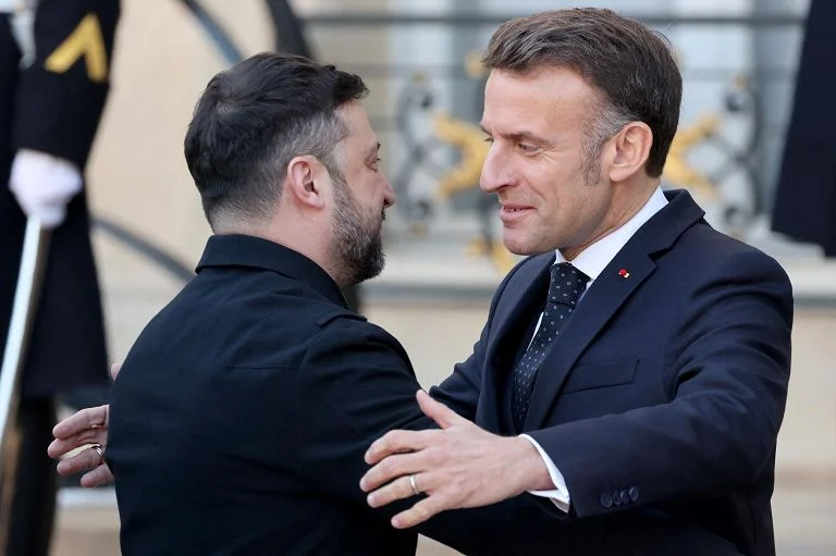 Truppe in Ucraina, Parigi potrebbe inviare 6.000 soldati dopo la guerra — rainews.it