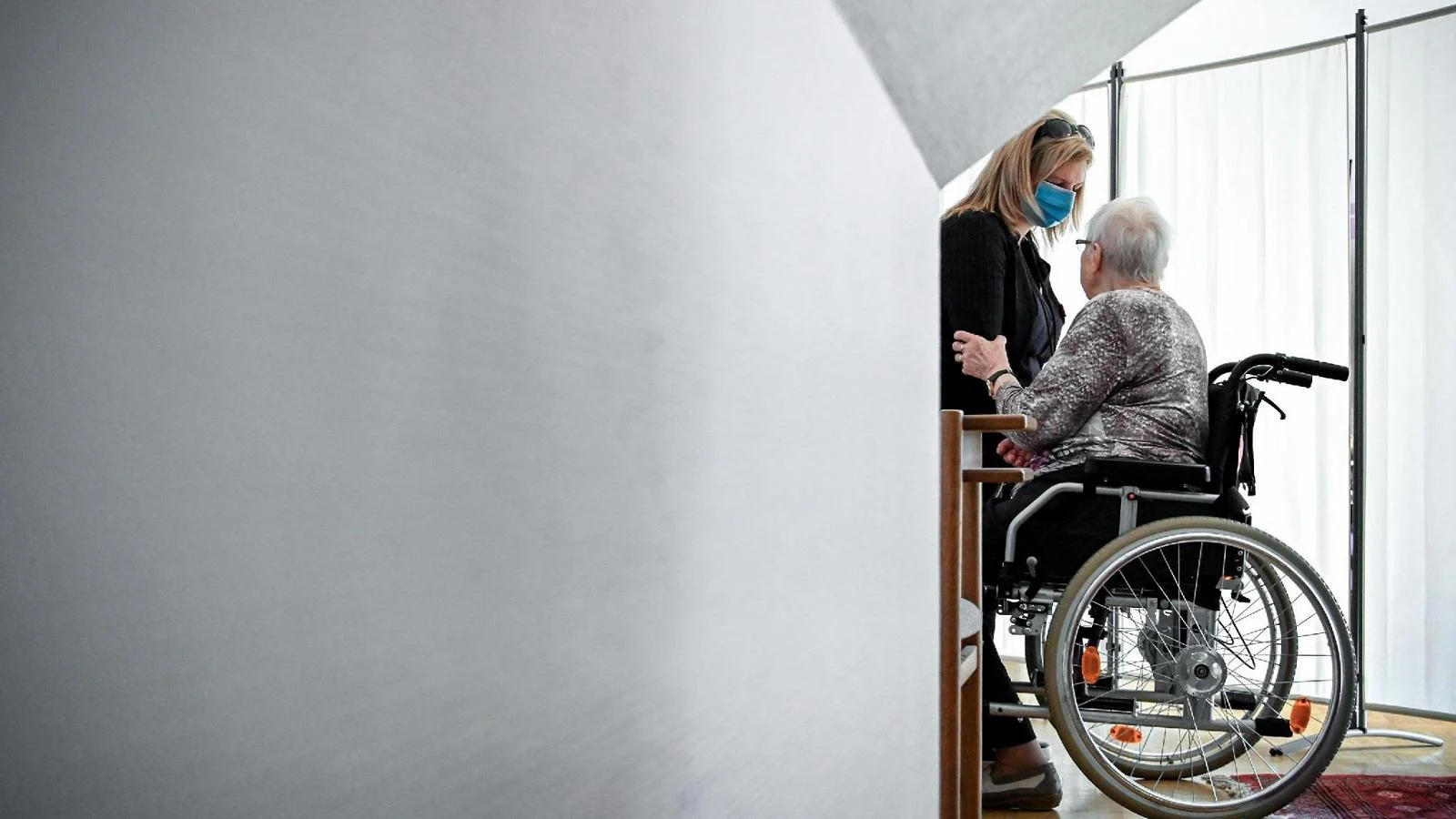 Projeto de lei em Roma propõe reconhecimento legal e proteção aos caregivers familiares