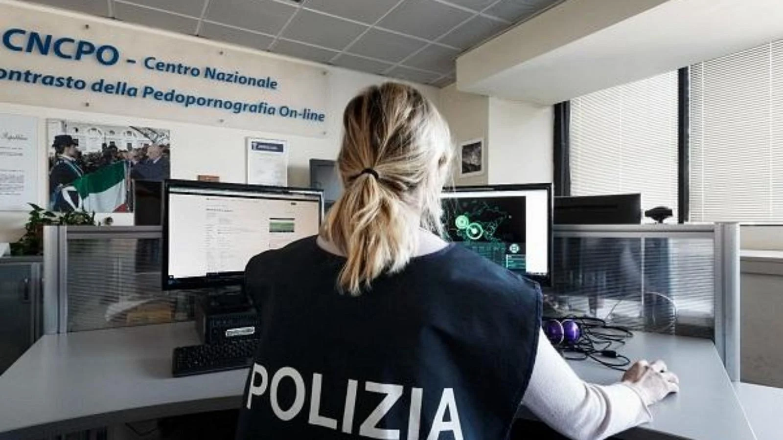 Padova: babysitter de 27 anos é preso com centenas de arquivos **pedopornográficos**; vítimas incluem crianças de 5 anos