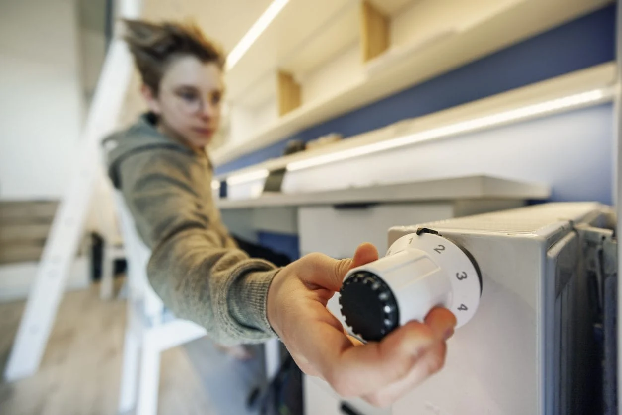 Escolas ao frio: Alunos voltam às aulas com casacos enquanto aquecimento falha em todo o país