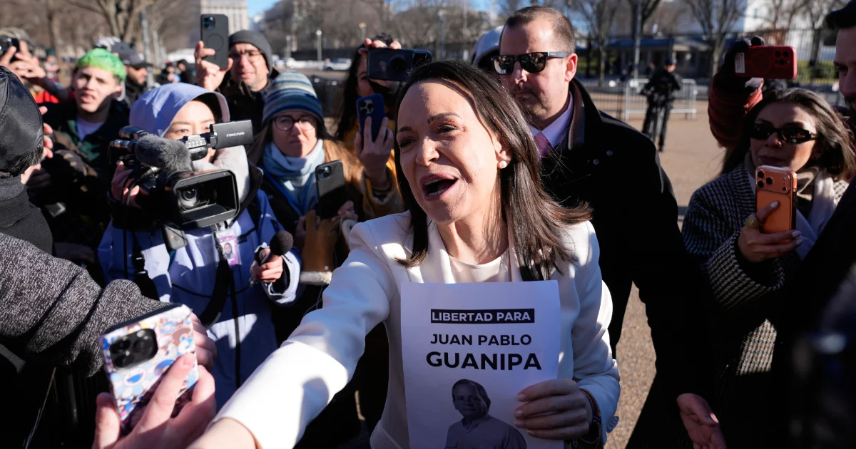 Machado entrega simbolicamente o Prêmio Nobel da Paz a Trump: gesto com vistas ao poder em Caracas