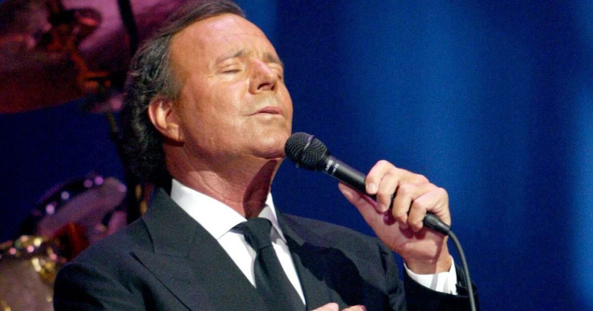 Julio Iglesias nega veementemente acusações de assédio; equipe diz estar “sotto choc”