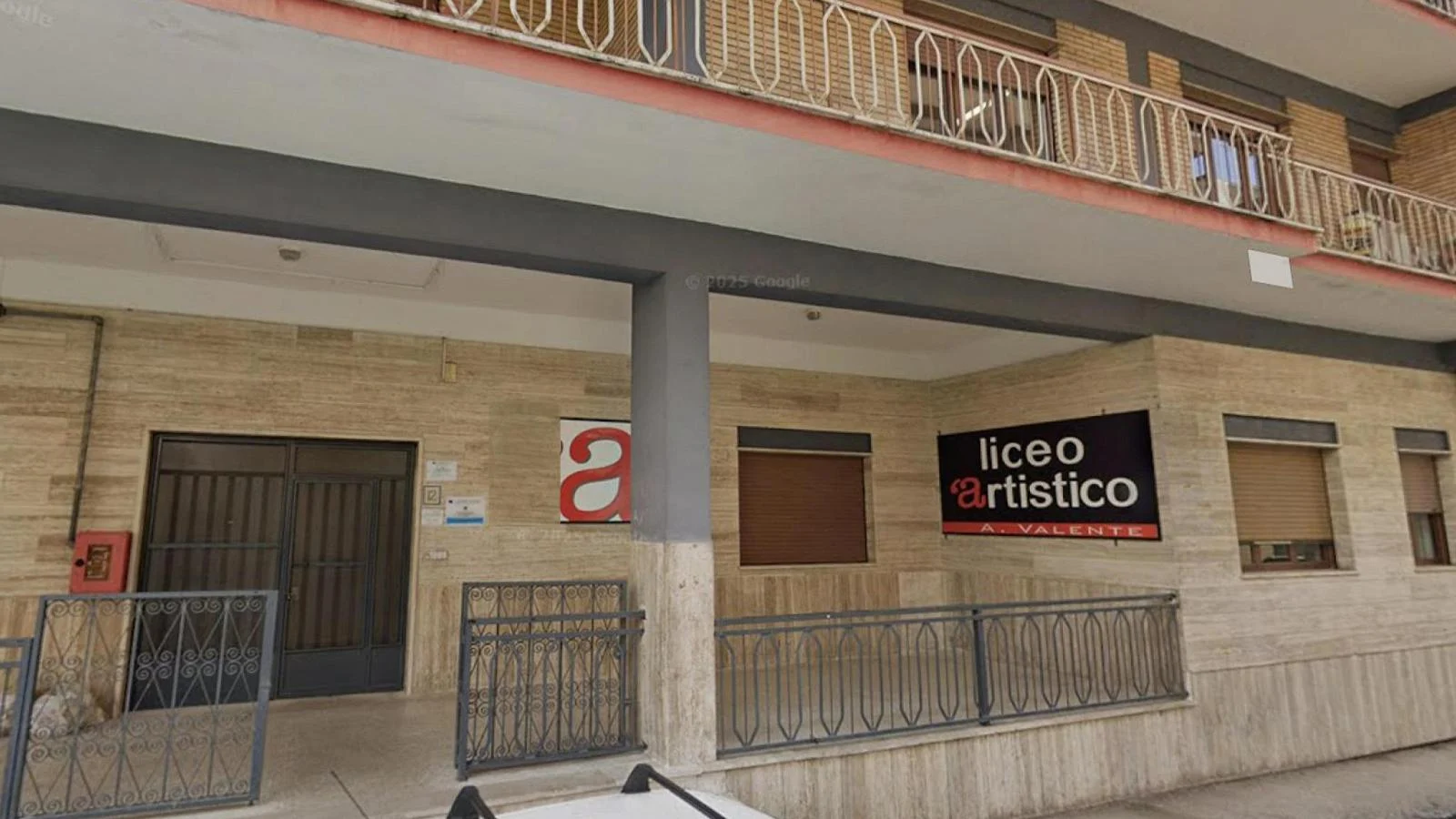 Estudante é esfaqueado em frente ao Liceu Artístico de Sora; Carabinieri procuram agressor